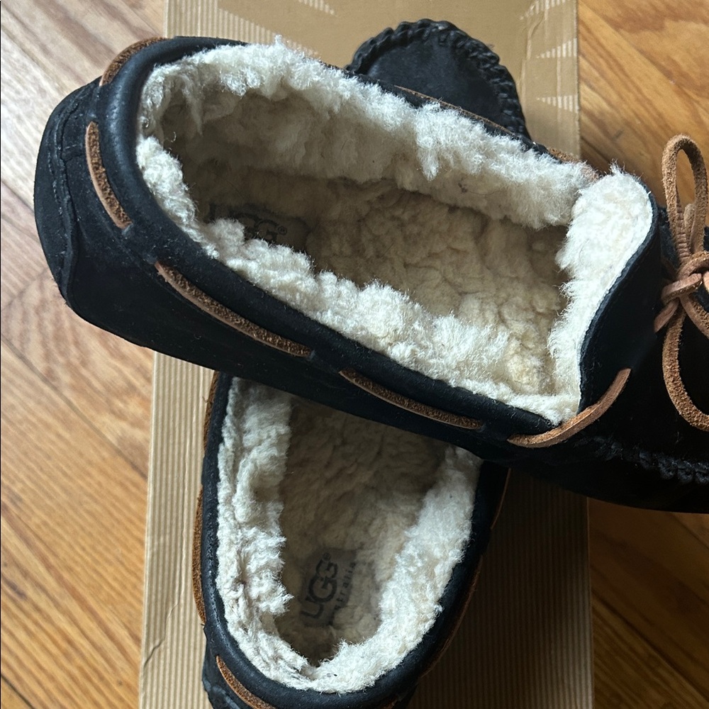 UGG Dakota💕Black Moccasin Slippers 💕Sz 9 with Tan Laces - Picture 10 of 10